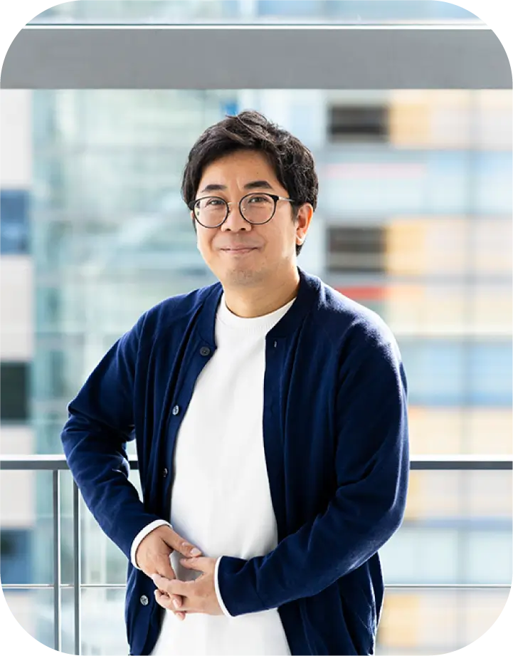 オフィスのバルコニーに立つT.Hのポートレート