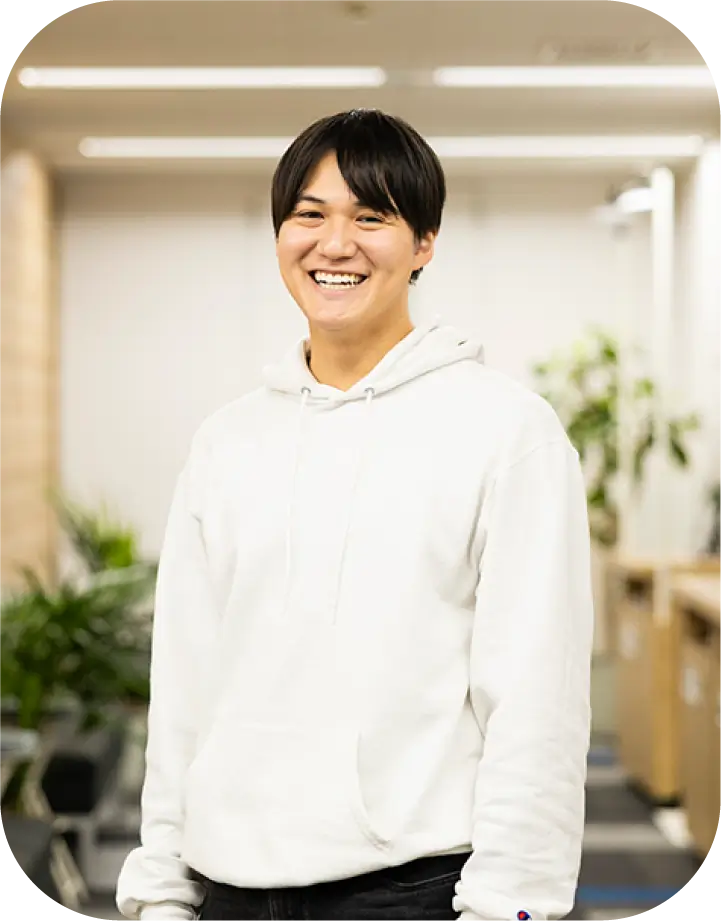 オフィスで笑顔のK.Yのポートレート