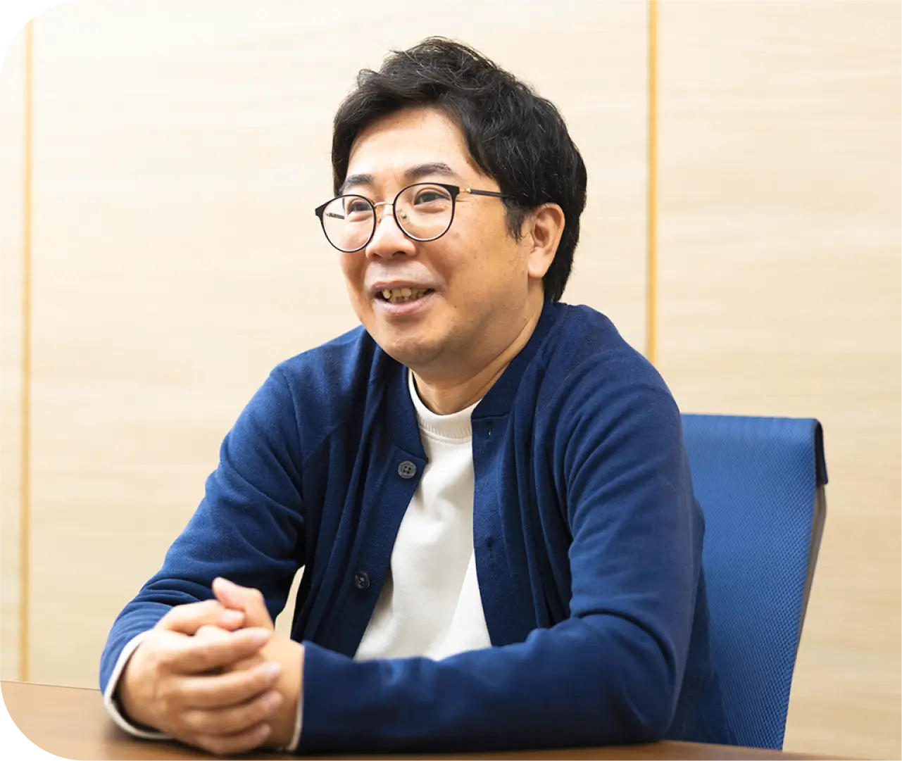 穏やかな表情で語るT.H